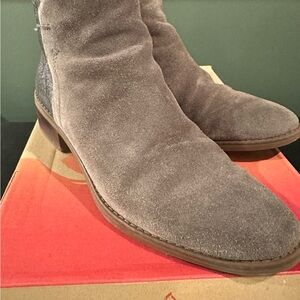 Comfortiva Carrie suede ankle booties size 7.5